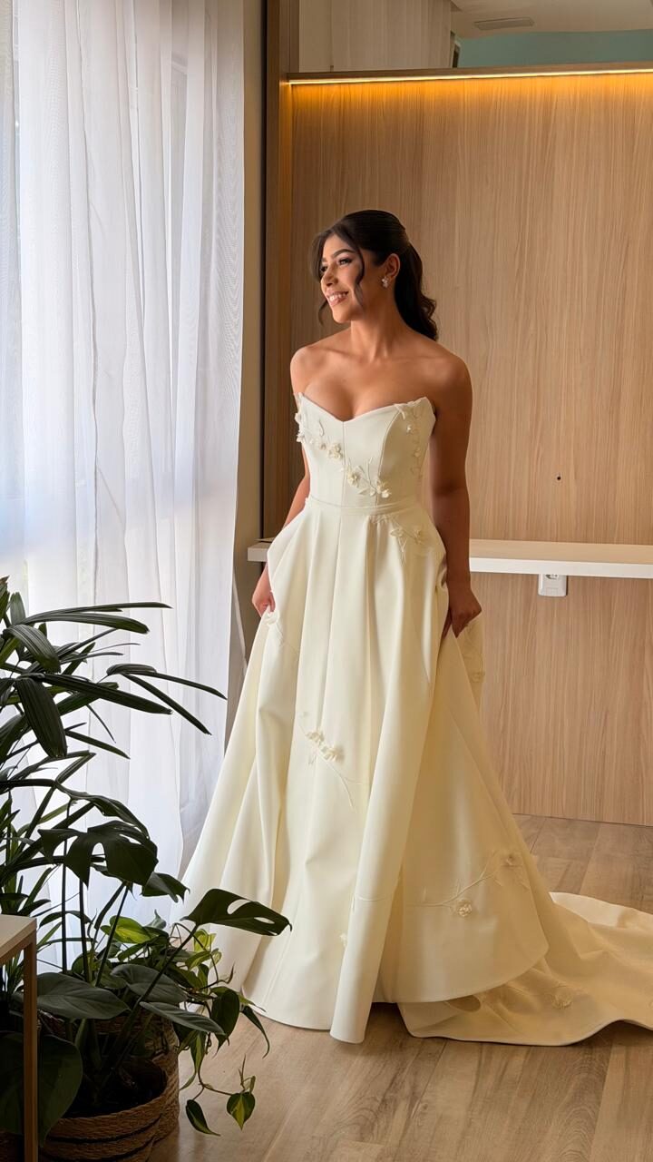 Noiva em vestido marfim A-line sorrindo com luz natural — Salão do Bosque